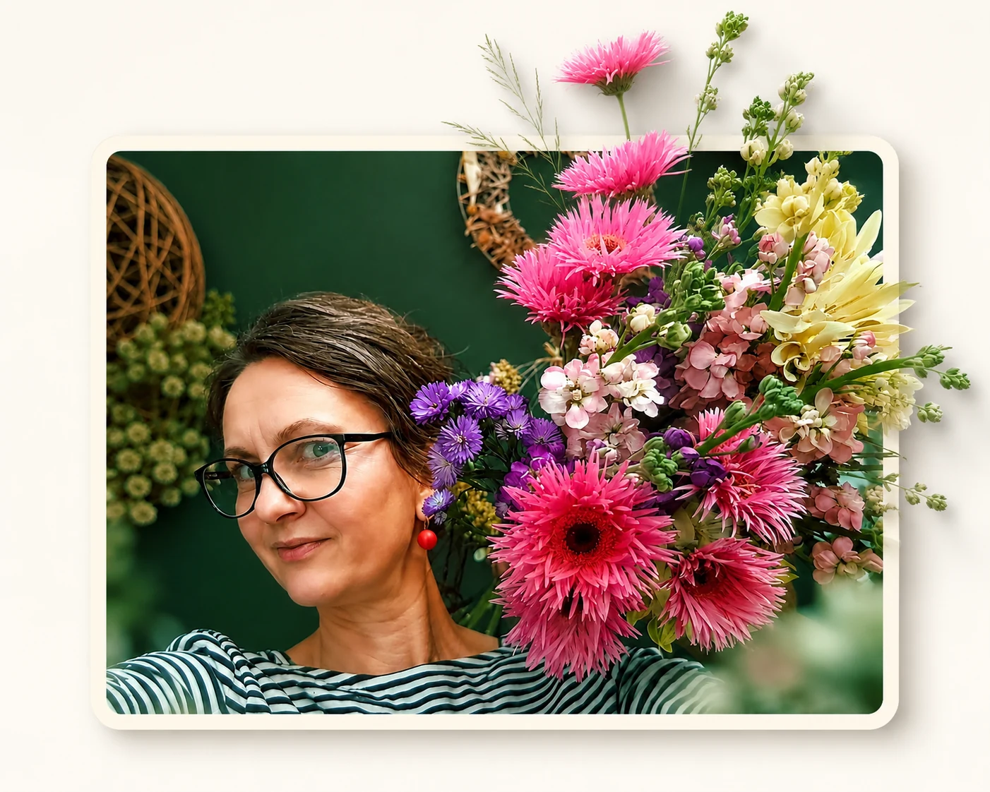 Ula, Inhaberin von Pusteblume in Halle (Saale), neben einem selbst gebundenen Strauß aus Gerbera, Astern und Levkojen