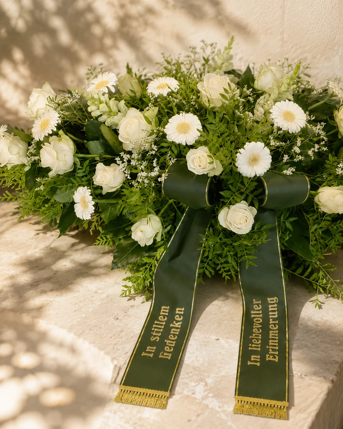 Weißer Trauergruß mit Rosen und Gerbera und Schleife. Pusteblume Halle